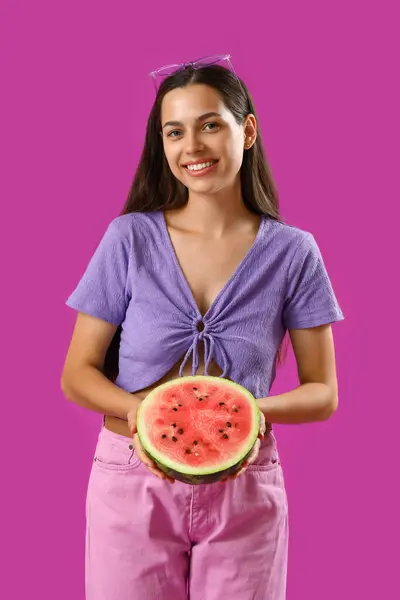 Mooie Jonge Vrouw Met Helft Van Verse Watermeloen Paarse Achtergrond — Stockfoto