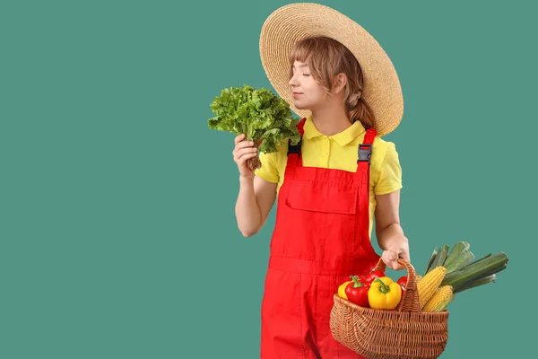 Junge Bäuerin Mit Salat Und Weidenkorb Voller Reifem Gemüse Auf — Stockfoto