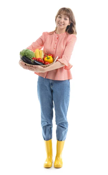 Šťastný Mladý Fena Farmář Proutěný Koš Plný Různých Zralých Zeleniny — Stock fotografie