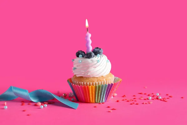 Delicioso Cupcake Cumpleaños Con Arándanos Vela Encendida Sobre Fondo Rosa — Foto de Stock
