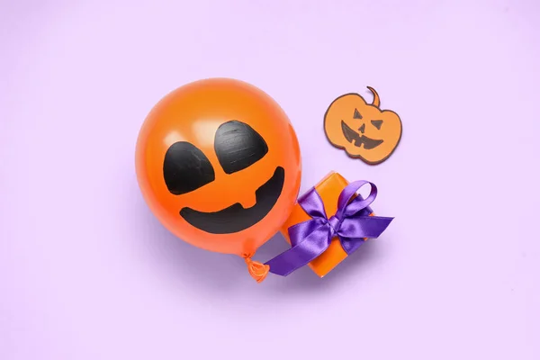 Pomarańczowy Balon Funny Halloween Pudełkiem Prezentów Dyni Papieru Tle Lilii — Zdjęcie stockowe