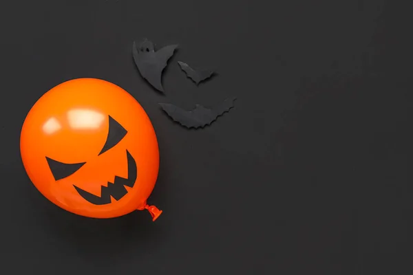 Śmieszne Halloween Pomarańczowy Balon Dekoracje Papierowe Czarnym Tle — Zdjęcie stockowe