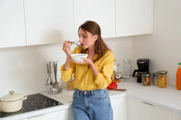 Młoda Kobieta Jedząca Rosół Kuchni — Zdjęcie stockowe