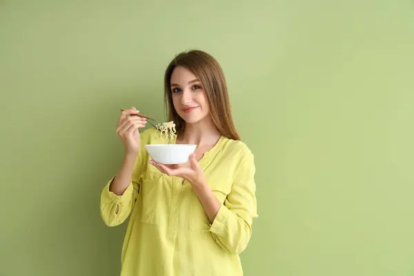 Mujer Joven Con Sopa Pollo Sobre Fondo Verde — Foto de Stock