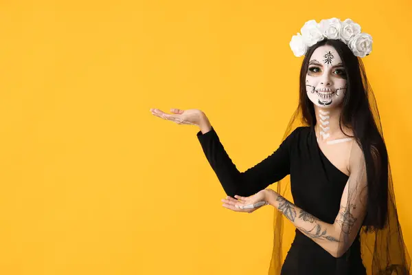 Krásná Mladá Žena Oblečená Jako Mrtvá Nevěsta Halloween Party Ukazuje — Stock fotografie