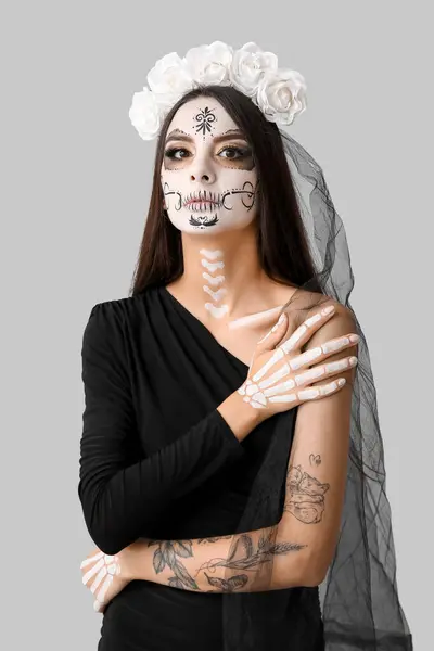 Krásná Mladá Žena Oblečená Jako Mrtvá Nevěsta Halloween Party Šedém — Stock fotografie