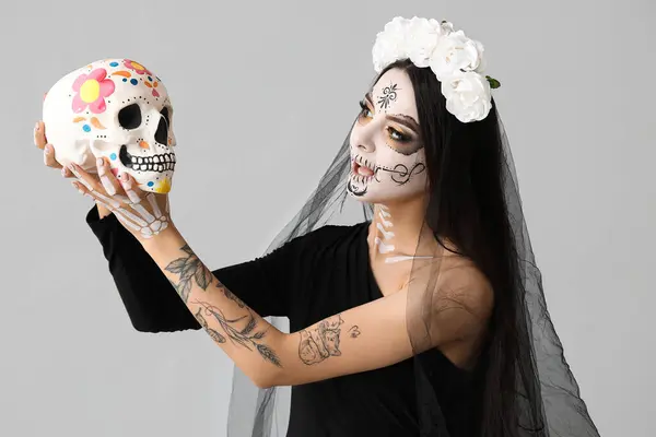 Mujer Joven Vestida Novia Muerta Para Fiesta Halloween Con Cráneo —  Fotos de Stock