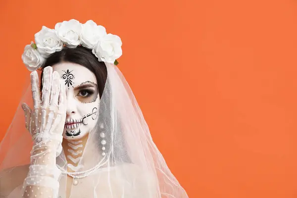 Krásná Mladá Žena Oblečená Jako Mrtvá Nevěsta Halloween Party Oranžovém — Stock fotografie