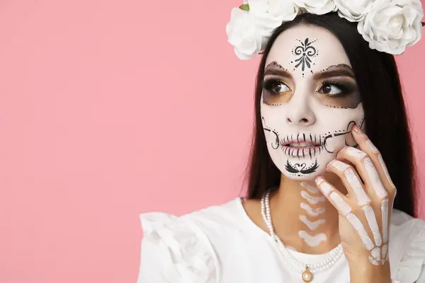 Krásná Mladá Žena Oblečená Jako Mrtvá Nevěsta Halloween Party Růžovém — Stock fotografie