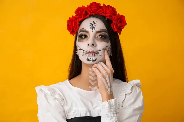 Красивая Молодая Женщина Одетая Мертвая Невеста Хэллоуин Партии Желтом Фоне — стоковое фото