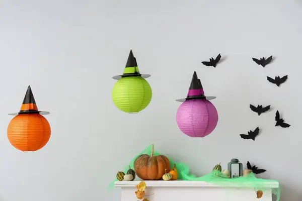 Lanternes Avec Chapeaux Sorcière Suspendus Dans Chambre Décorée Pour Halloween — Photo