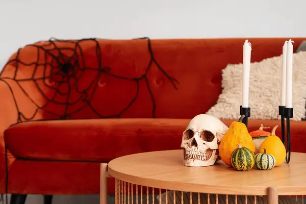 Halloween Kurpitsat Kallo Kynttilät Pöydällä Olohuoneessa Lähikuva — kuvapankkivalokuva