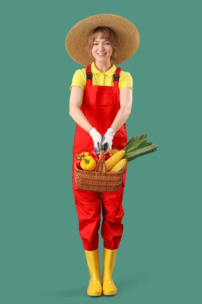 Feliz Joven Agricultora Con Canasta Mimbre Llena Diferentes Verduras Maduras —  Fotos de Stock