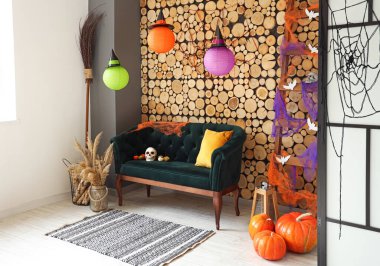 Cadılar Bayramı için yeşil kanepe ve merdivenle dekore edilmiş oturma odasının içi.