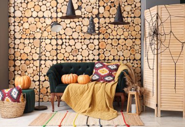 Cadılar Bayramı için kanepe ve balkabaklarıyla dekore edilmiş oturma odasının içi.