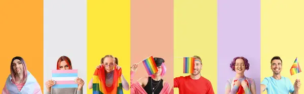 Renk Arkaplanında Lgbt Bayrakları Olan Bir Grup Farklı Insan — Stok fotoğraf