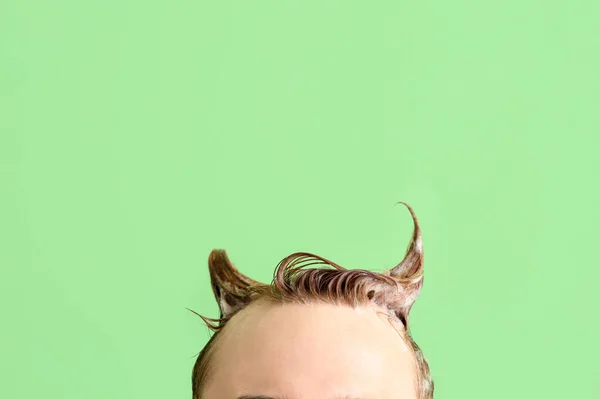 Saçında Yeşil Arka Planda Şampuan Olan Genç Bir Adam — Stok fotoğraf