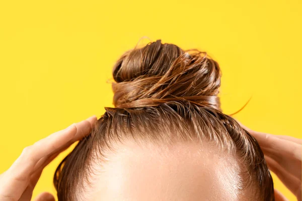 Młoda Kobieta Myciu Włosów Żółtym Tle Zbliżenie — Zdjęcie stockowe