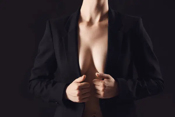 穿着黑色背景夹克的性感年轻女人 — 图库照片