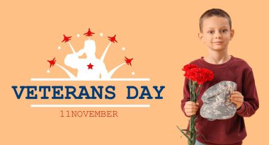 Gaziler Günü 'nde elinde asker şapkası ve karanfil çiçekleri olan küçük bir çocuk için pankart.