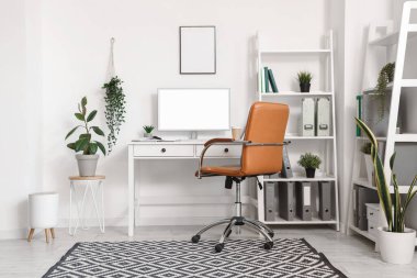 Modern işyeri, raf üniteleri ve yapay santrallerle ofis içi