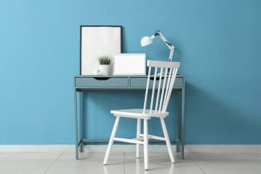 Boş dizüstü bilgisayarı ve yapay çimeni olan modern işyeri