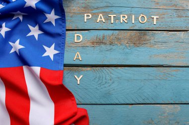 Mavi ahşap arka planda Ulusal Namaz ve Terörist Saldırılar Mağdurları için Anma Günü anısına bir yazı