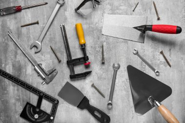 Gri arkaplanda inşaat araçları kümesi