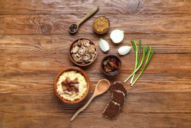 Bir kase lezzetli muz ve ahşap arka planda malzemeler.