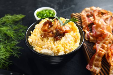 Siyah arka planda bir kase lezzetli muz.