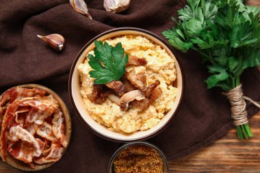 Bir kase lezzetli muz ve ahşap arka planda malzemeler.