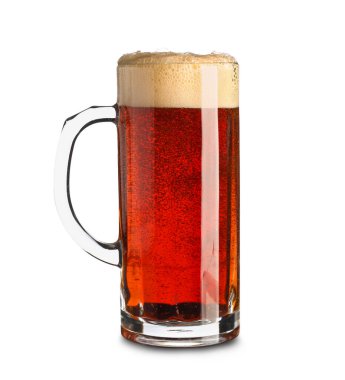 Beyaz arkaplanda lezzetli kvass kupası