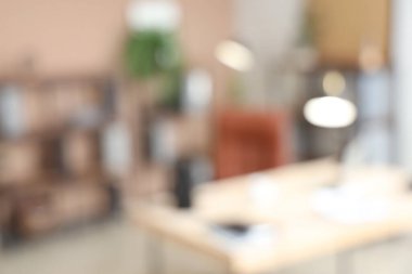 Çalışma yeri ve raf üniteleriyle modern ofisin bulanık görünümü