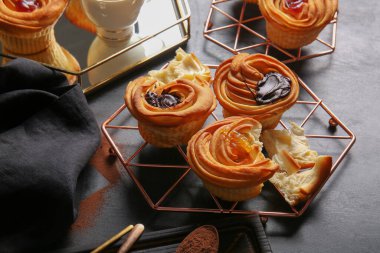 Siyah arka planda çikolata ve reçelli lezzetli kabukların ızgarası.