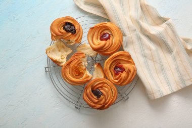 Beyaz arka planda çikolata ve reçelli lezzetli kabuklardan kurtulduk.