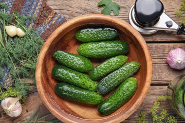 Taze salatalık ve konserveler ile ahşap arka planda konserveler.