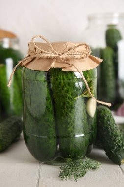 Kavanoz ve konserve salatalık.