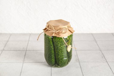 Kavanoz ve konserve salatalık.