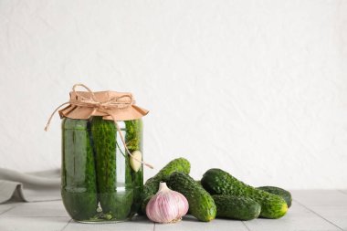 Konserve salatalık ve taze sebzeli kavanoz.