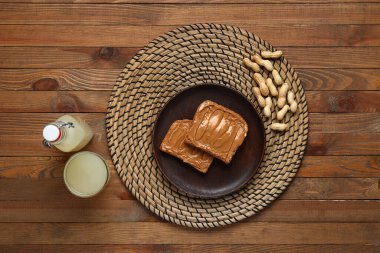 Fıstık ezmeli tost tabağı ve ahşap arka planda fındık