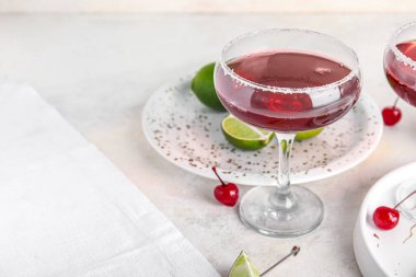 Beyaz arka planda kirazlı ve limonlu Cosmopolitan kokteyli.