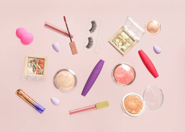 Leylak arka planında farklı dekoratif kozmetik ürünler