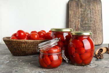 Gri masada salamura domates kavanozları