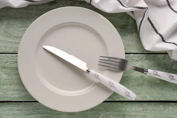 Stříbrný Nůž Vidličkou Talířem Kuchyňským Ručníkem Zeleném Dřevěném Pozadí — Stock fotografie