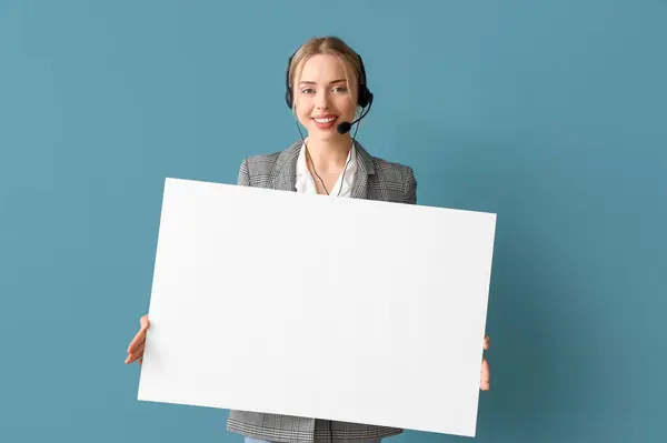 青い背景に白いポスターが付いている女性のテクニカル サポート代理店 — ストック写真