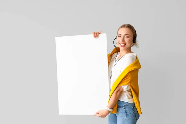 Agente Supporto Tecnico Femminile Con Poster Bianco Sfondo Chiaro — Foto Stock