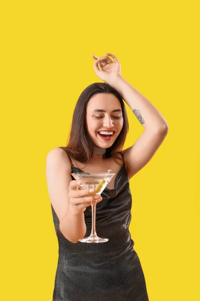 Sarı Arka Planda Martini Içen Güzel Bir Kadın — Stok fotoğraf