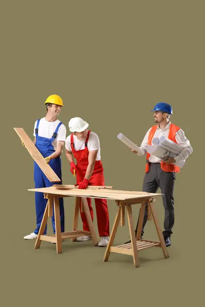 Team Male Builders Wooden Planks House Plans Green Background — Stock Photo, Image