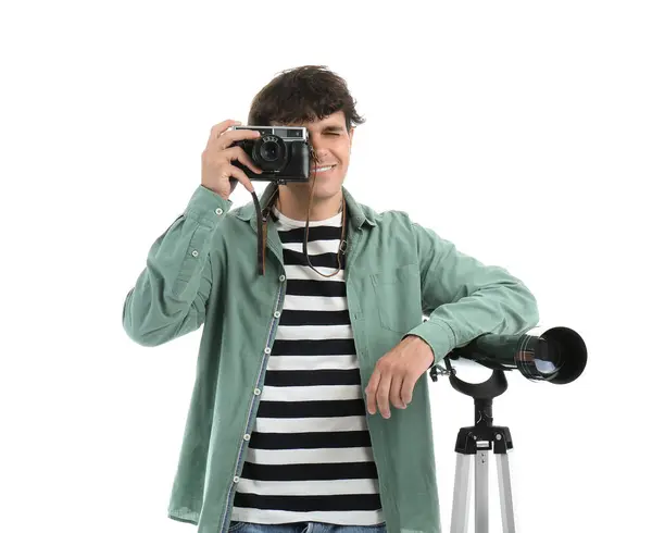 Młody Człowiek Teleskopem Aparatem Fotograficznym Białym Tle — Zdjęcie stockowe