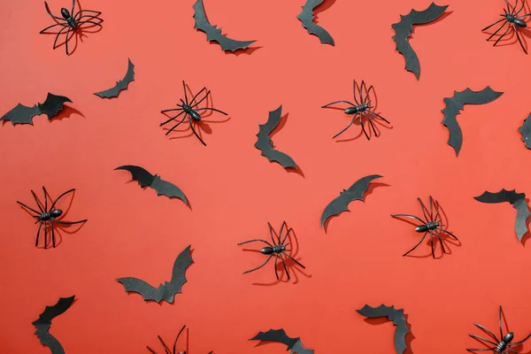 Χάρτινες Νυχτερίδες Και Αράχνες Για Αποκριάτικο Πάρτι Κόκκινο Φόντο — Φωτογραφία Αρχείου